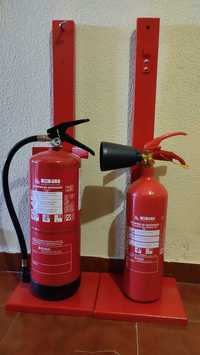 2 Extintor de incêndio  + suporte