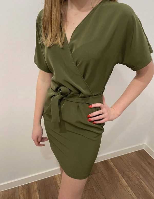 Elegancka sukienka w kolorze khaki z wiązanym paskiem, rozmiar s