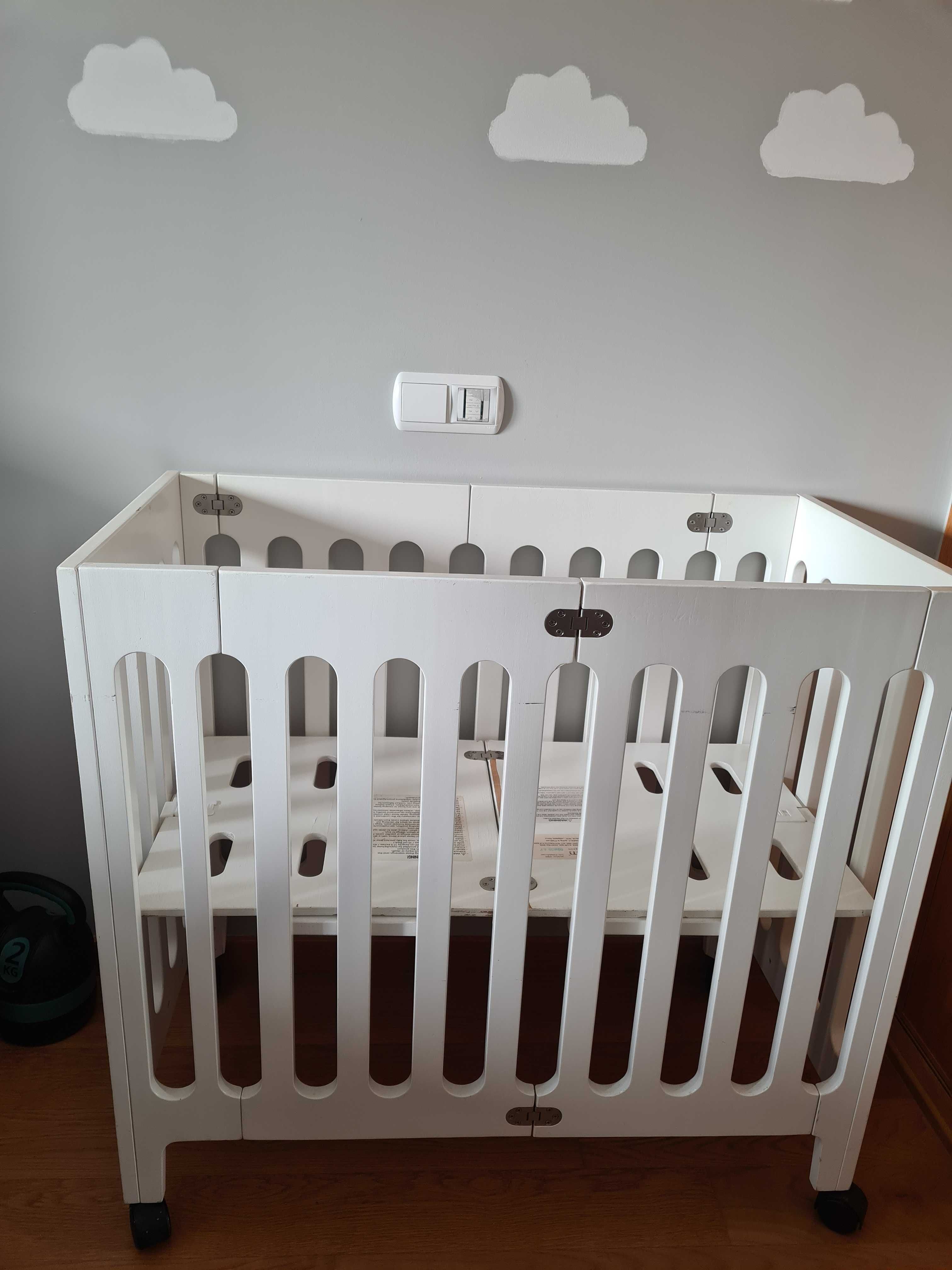 Cama de bebé em madeira com rodinhas