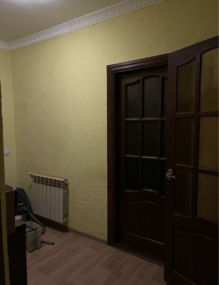 Продається окремий будинок в пригороді.