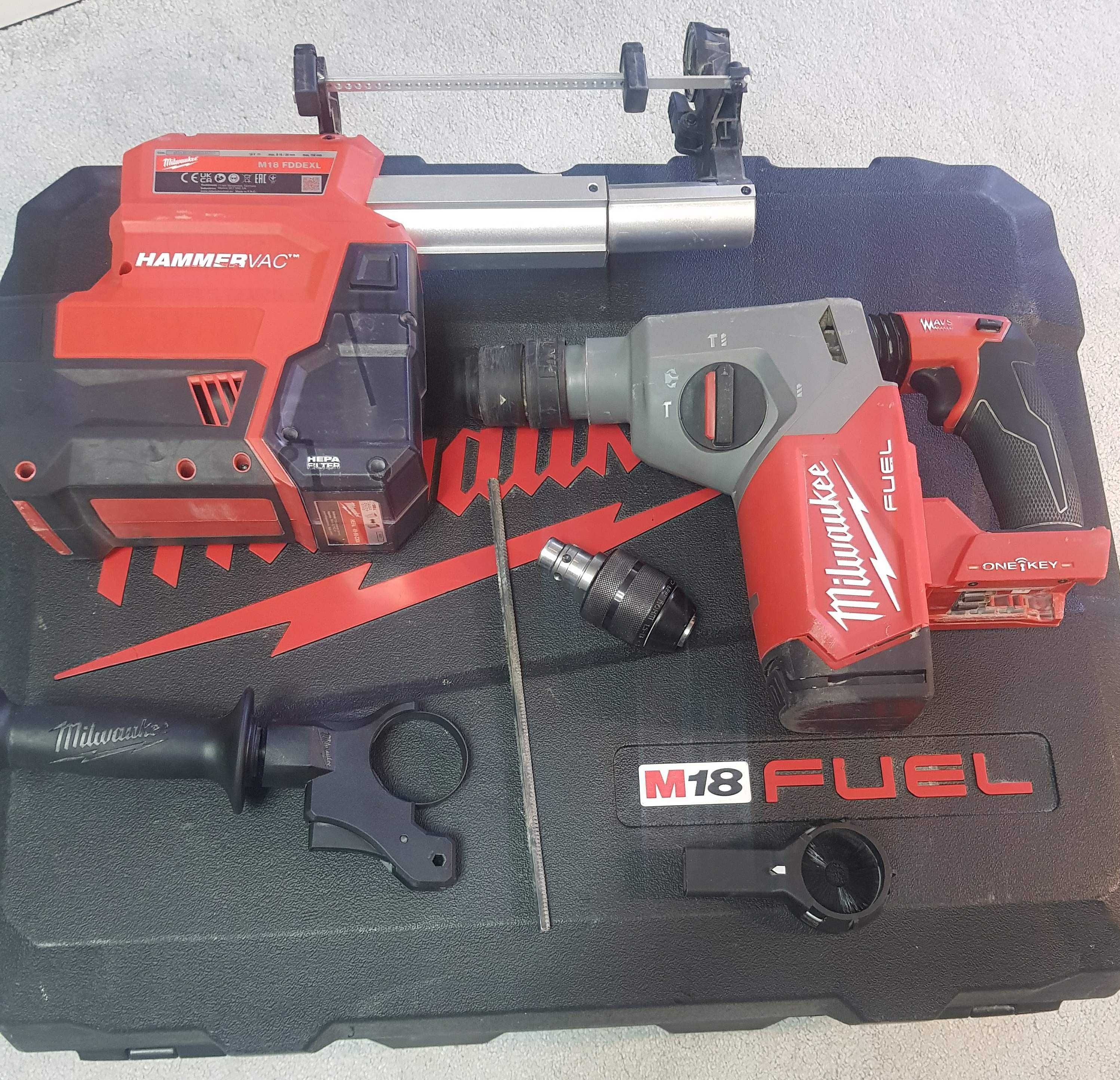 Młot Milwaukee SDS-PLUS z odsysaczem