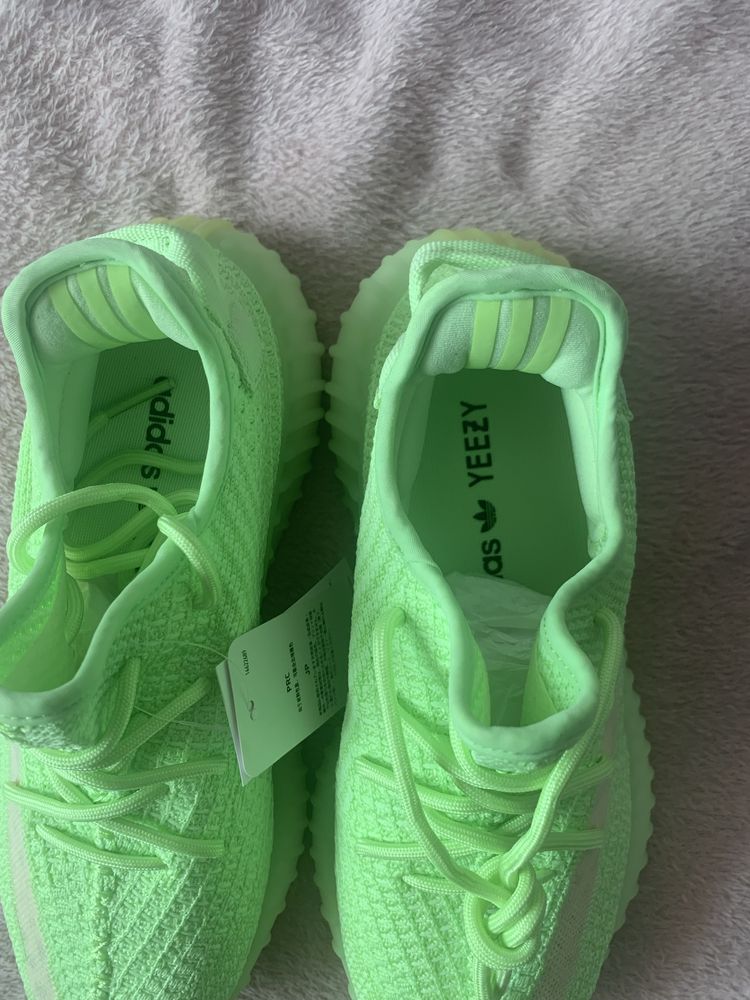 Yeezy glow 40 2/3