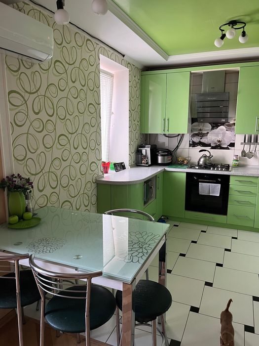 Продається 3-кімнатна квартира з індивідуальним опаленням біля АТБ