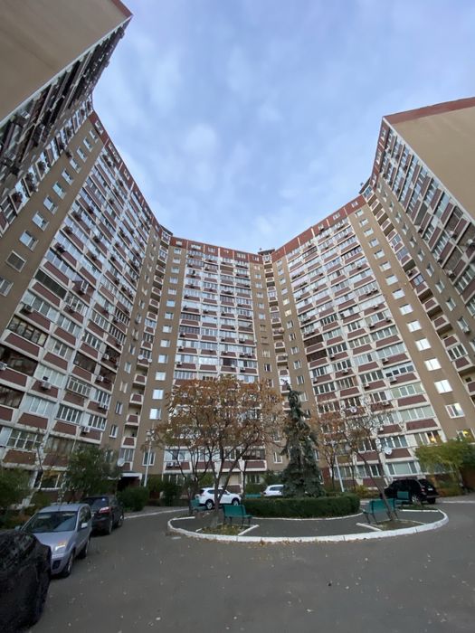 Здам трикімнатну метро Харківська проспект Бажана 36