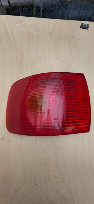 Lampa Lewa Tylna Błotnik Audi 80 B4 Sedan