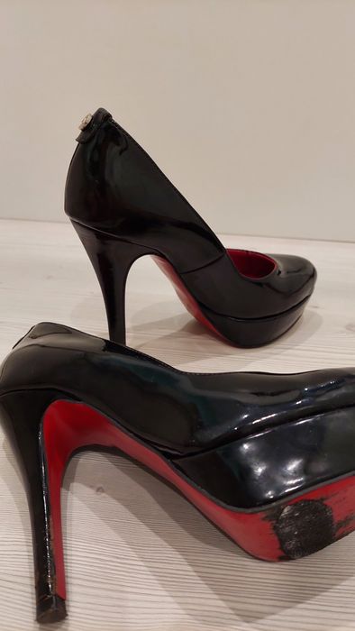 Sapatos em pele e exterior verniz preto