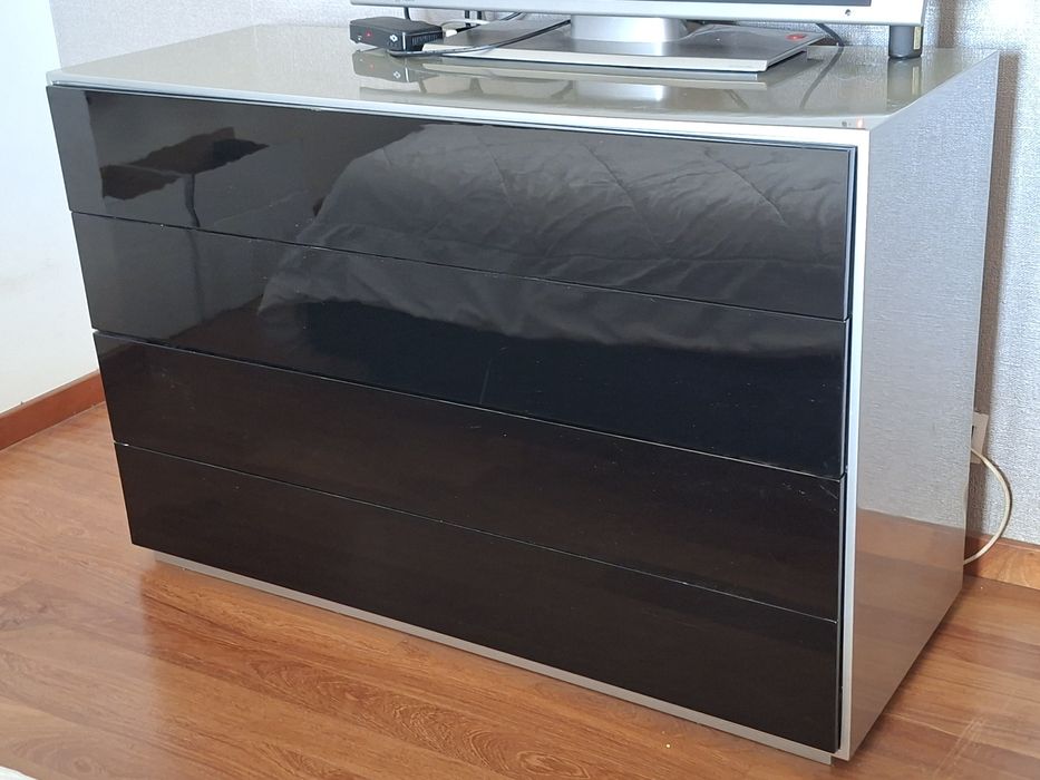 Mobilia de quarto com cama + 2 mesas de cabeceira e 1 cómoda