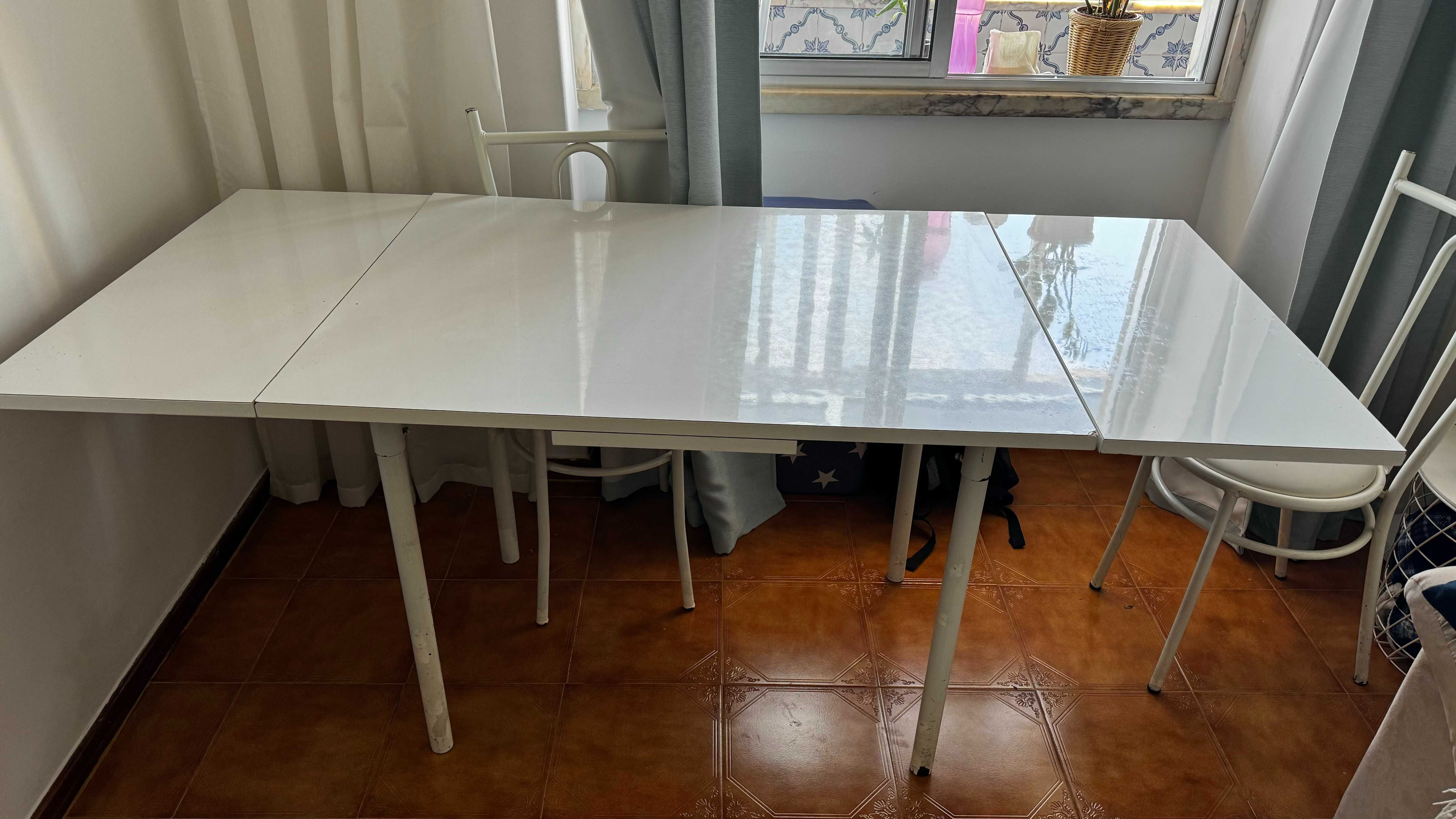 Mesa de jantar flexível - 3 posições com 5 cadeiras