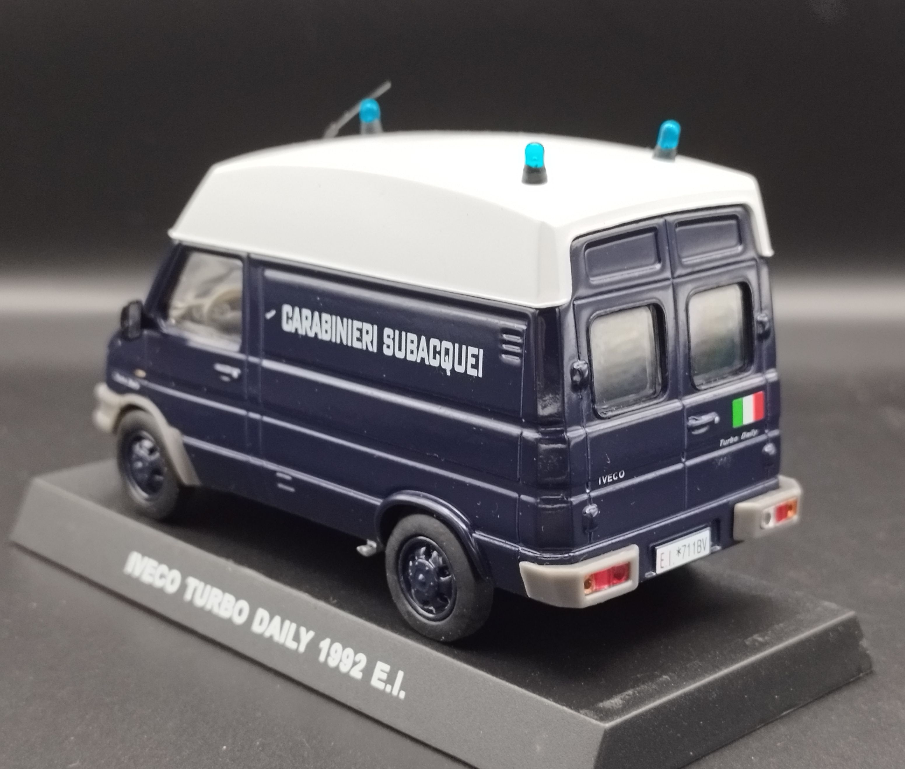 1:43 Atlas 1992 Iveco Turbo Daily Carabineri model nowy