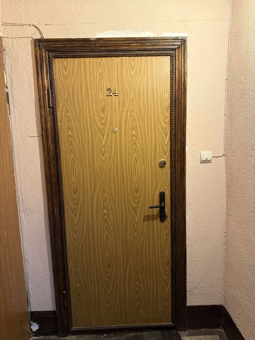 Дві Вхідні дверей у квартиру