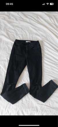 Czarne spodnie rurki