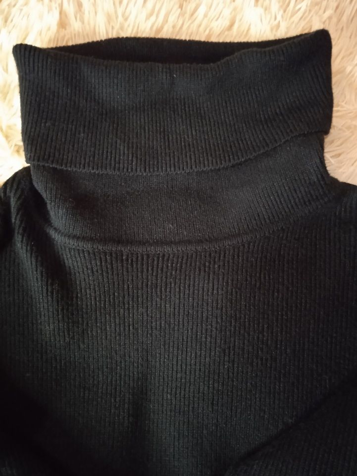 Укорочений светр з об'ємним горлом