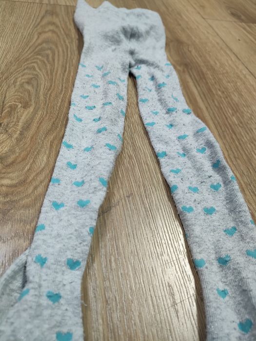 Szare rajstopki w turkusowe serduszka rozmiar 86