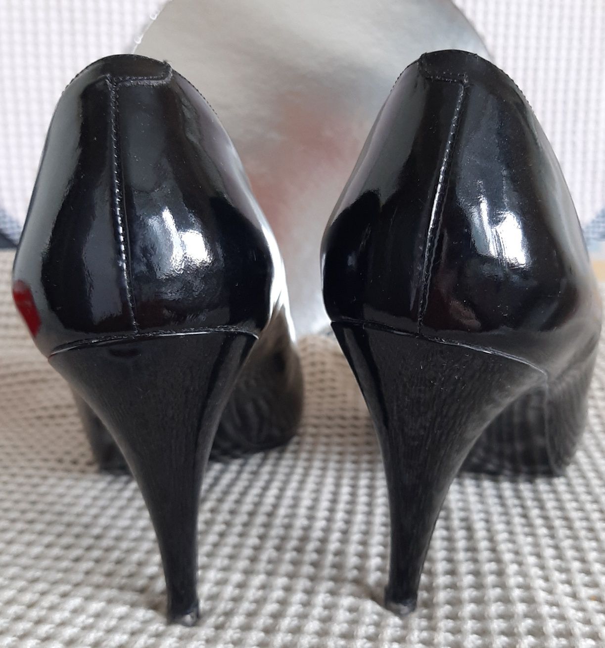 Элегантные женские туфли, Италия, 39 р., натуральная кожа лак, б/у