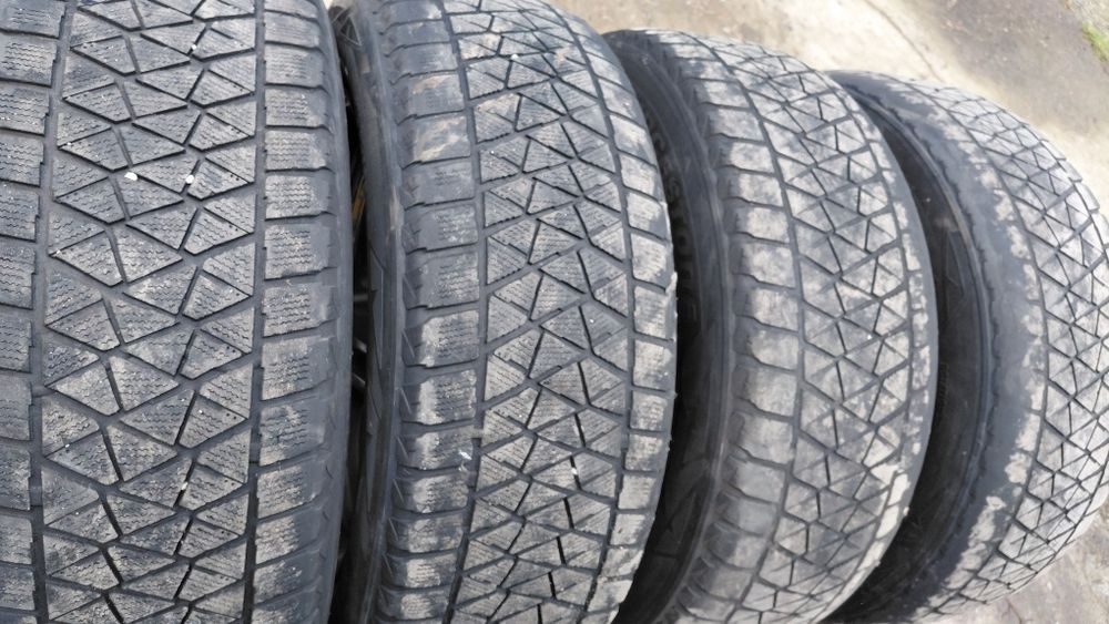Продам комплект Bridgestone Blizzak dm-v2 235/60r18