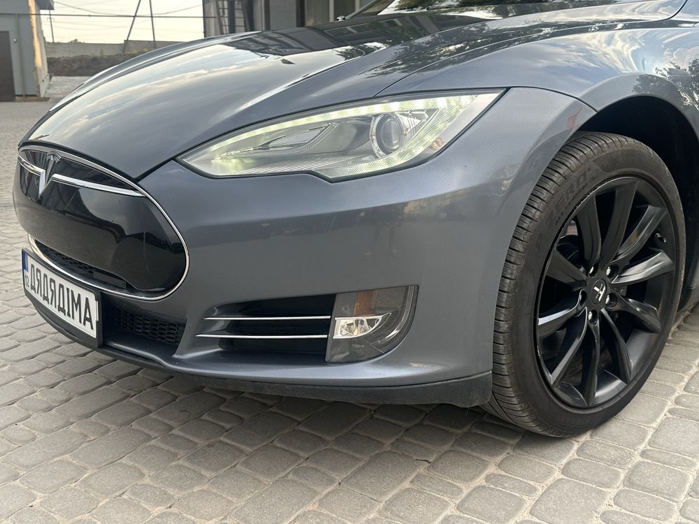 Tesla Model S P85
