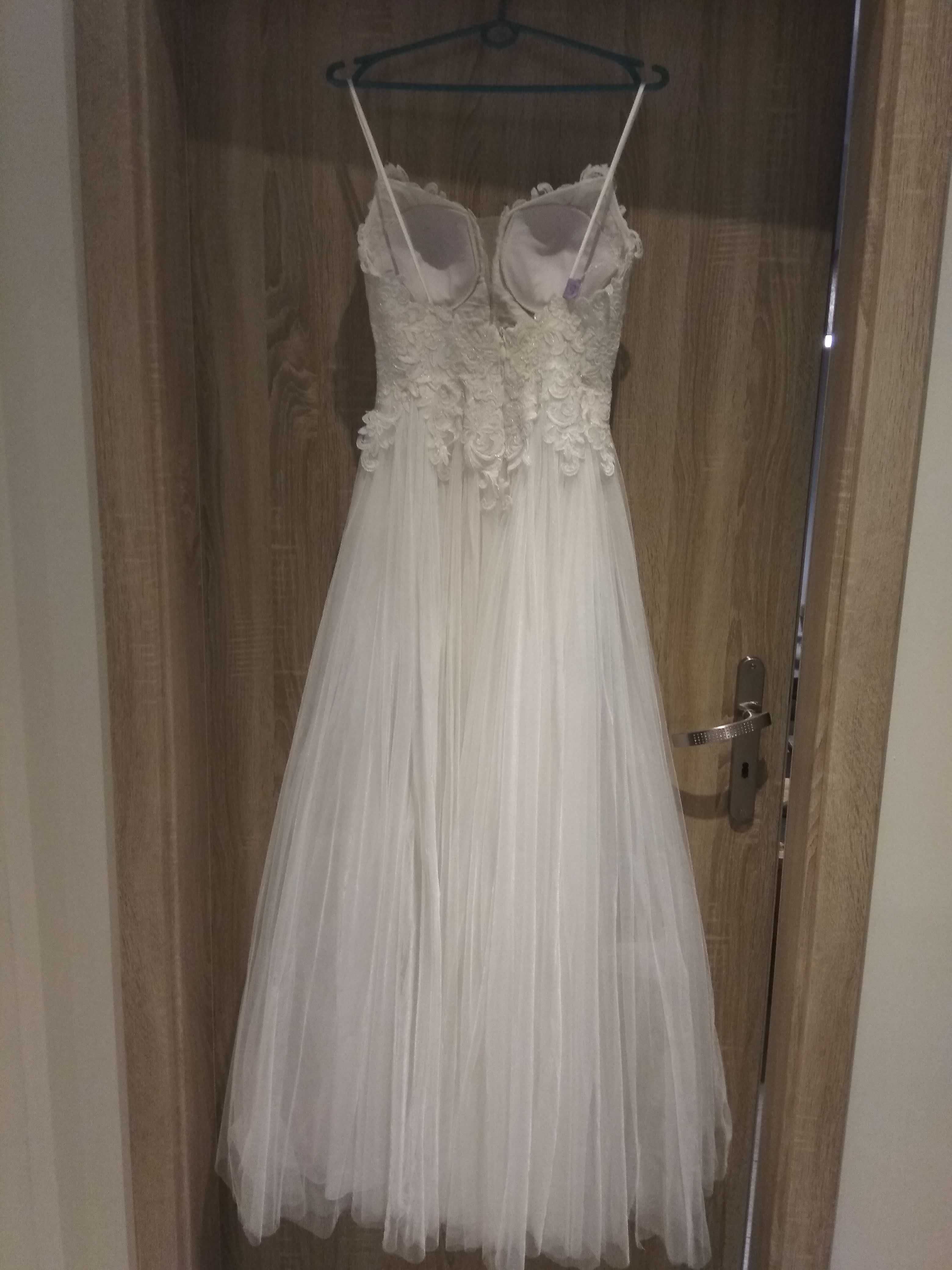 Piękna i lekka suknia ślubna. Model Vanessa 1703