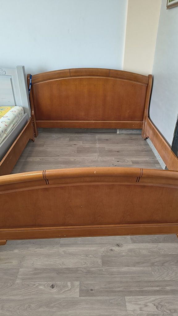 Ліжко добротне з масиву дерева