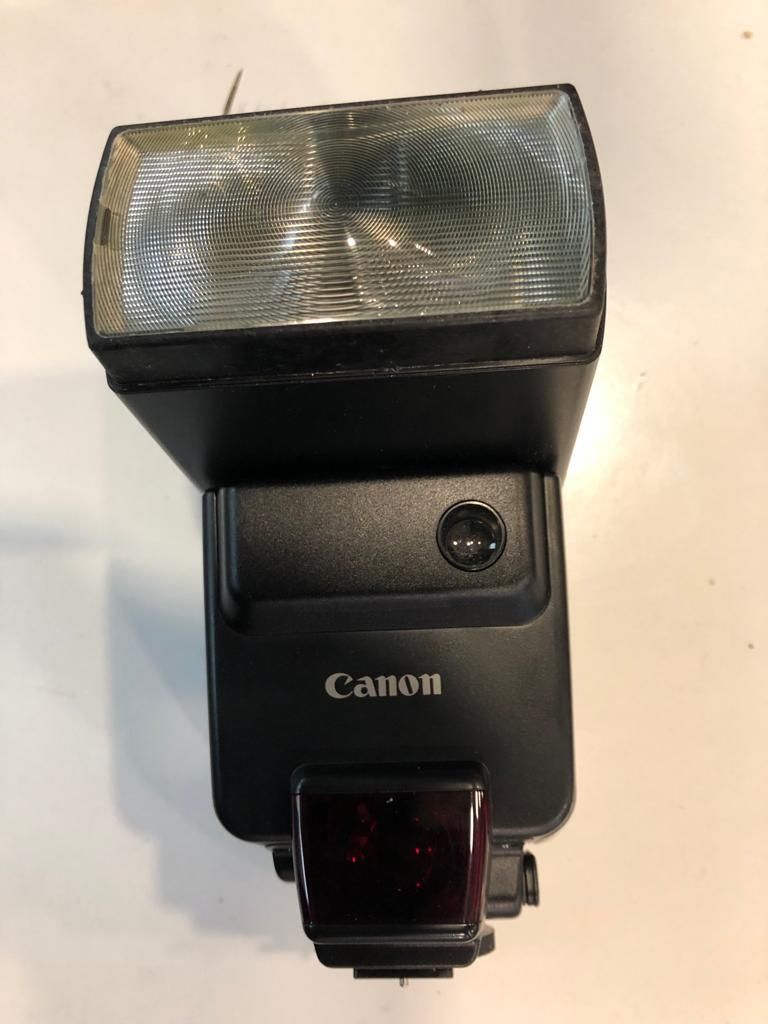 Máquina fotográfica Canon EOS 600