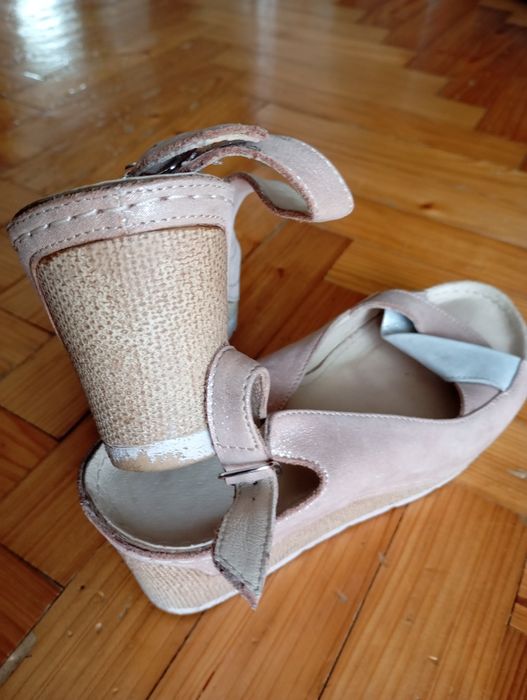 Sandały na koturnie 39