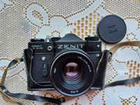 Kultowy aparat fotograficzny Zenit z pokrowcem