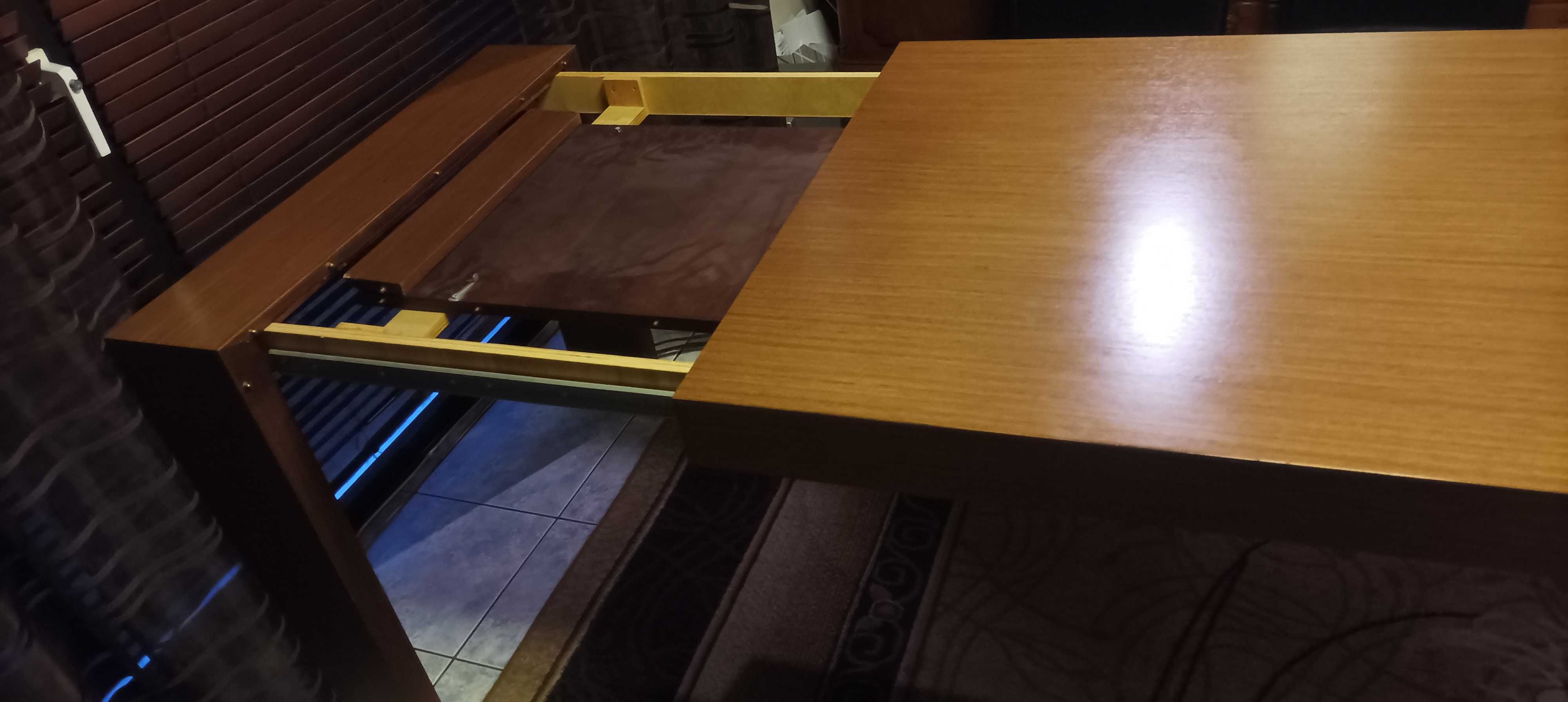 Stół drewniany fornirowany, wykonany na zamówienie.