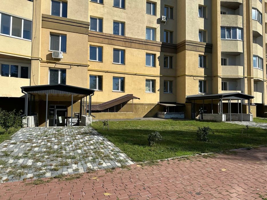 Здається в оренду цьокольне приміщення, окремий вхід з фасаду