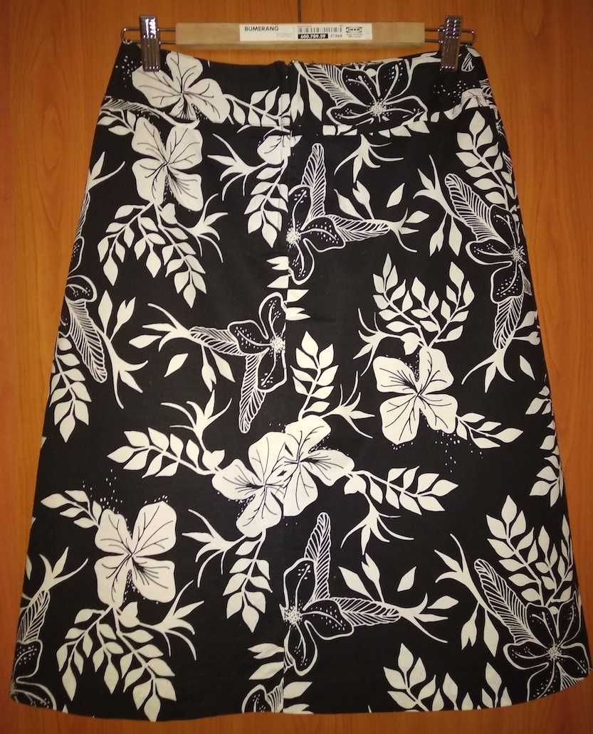 Czarna spódnica w białe kwiaty H&M rozmiar 38