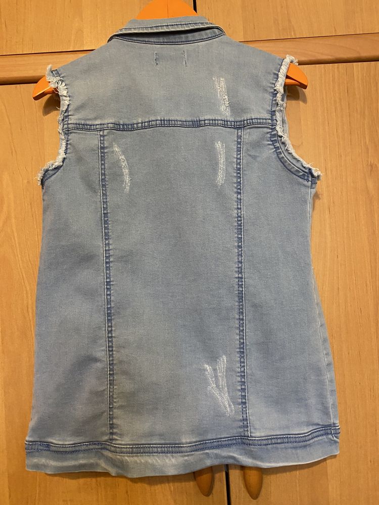 Джинсовый комплект голубой :брюки и безрукавка для девочки на 146 см