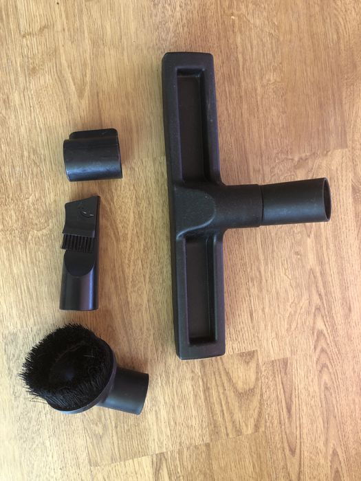 Zestaw końcówek do odkurzacza.