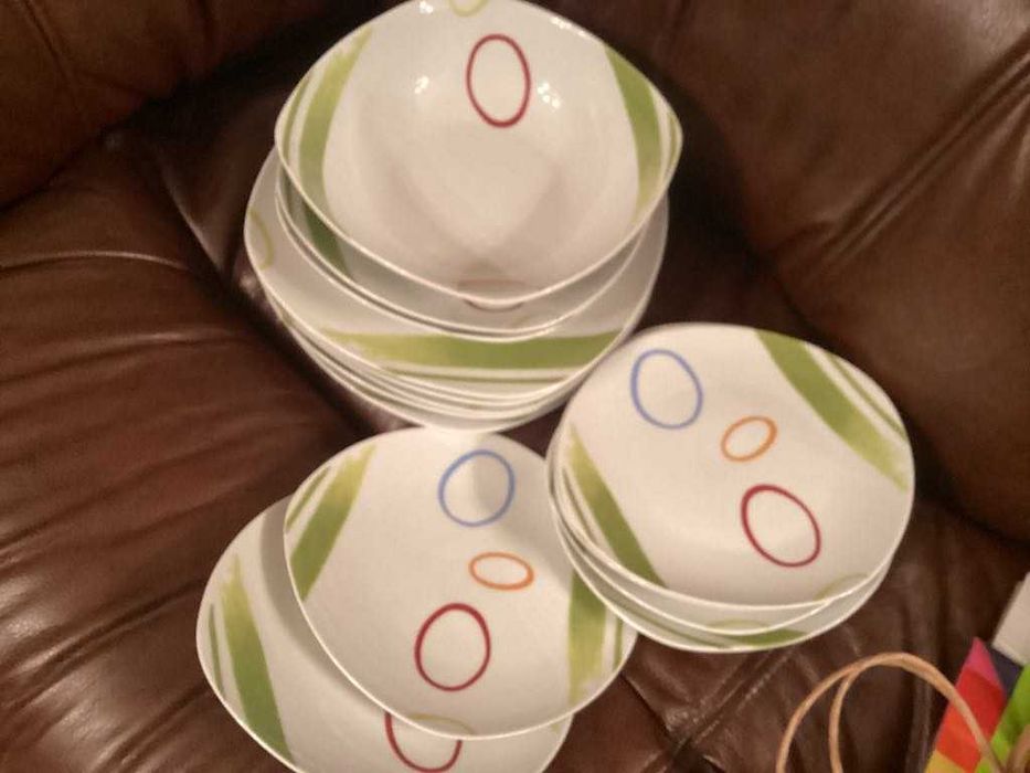 Pratos novos de vários tamanhos