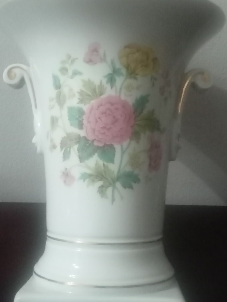 Bela jarra de altar ou outros de porcelana Vista Alegre