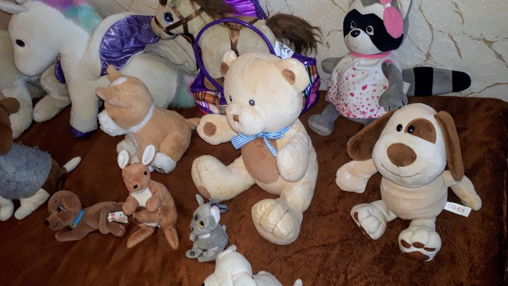 Большая коробка мягких игрушек. Не дорого. Примерно 40 шт.