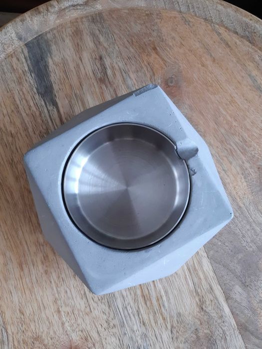 Dekoracyjna popielnica Zara Home betonowa z wkładem