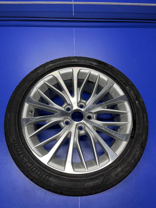 Запаска Тойота Кемрі Toyota Camry r18 bridgestone 235.45.18 органайзер
