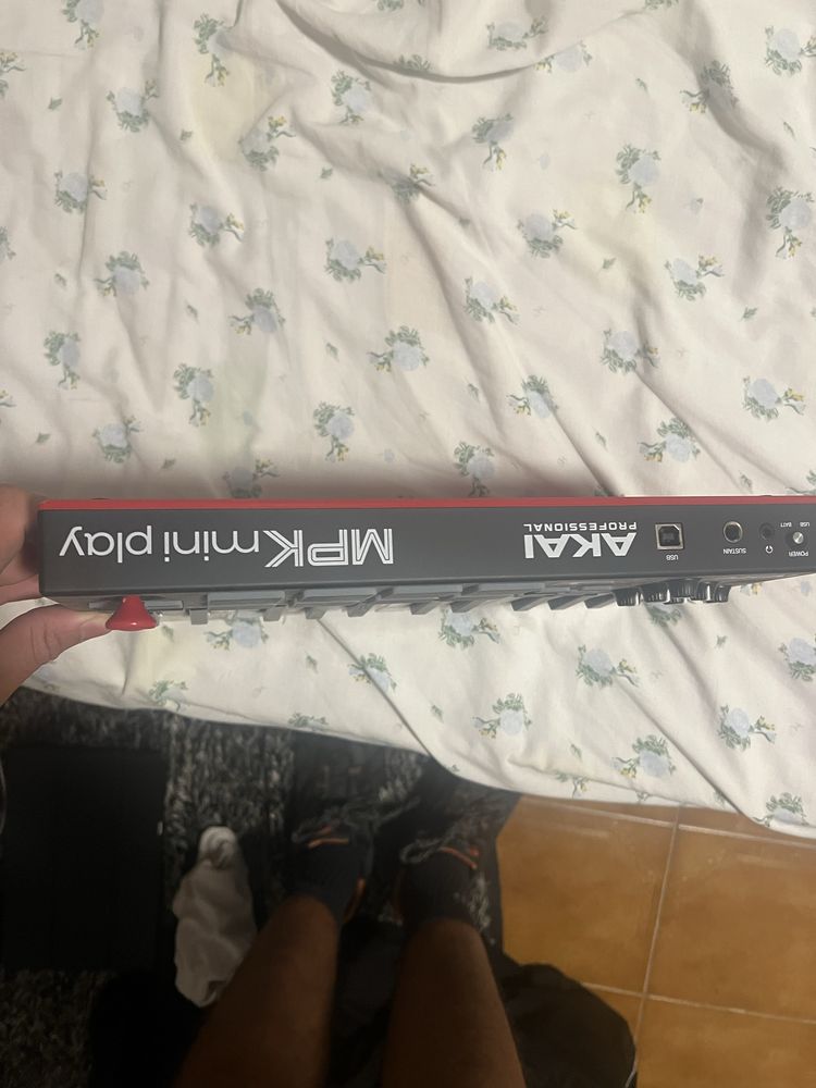 AKAI Professional MPK Mini Play – Novo