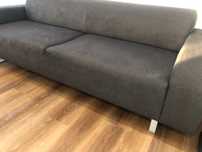 2 Sofás de três lugares c/ chaise longue