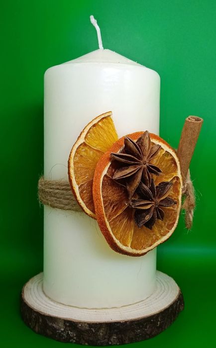 Świąteczna świeca dekoracyjna na drewnie.