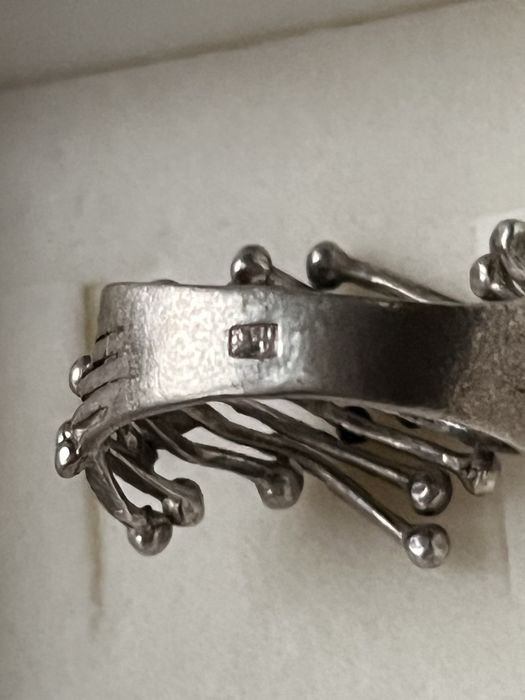 Srebry pierscionek zaplecione pędy