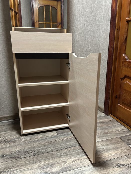 Шафа-пенал з дзеркалом