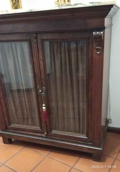 Móvel antigo com pedra mármore