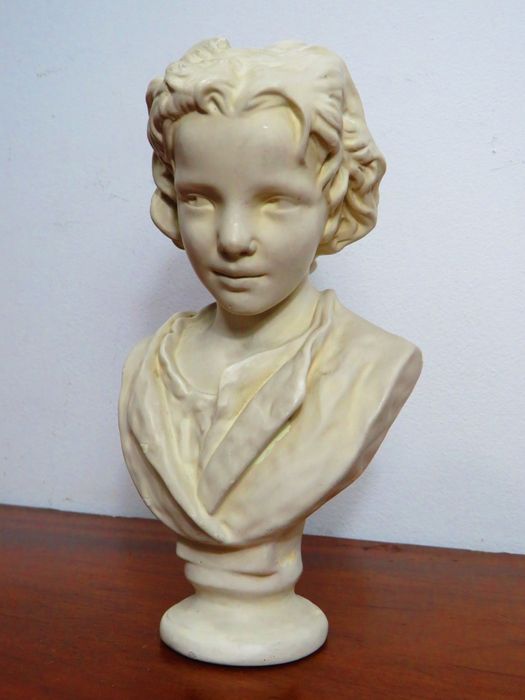 Escultura Flor Agreste de Soares dos Reis.