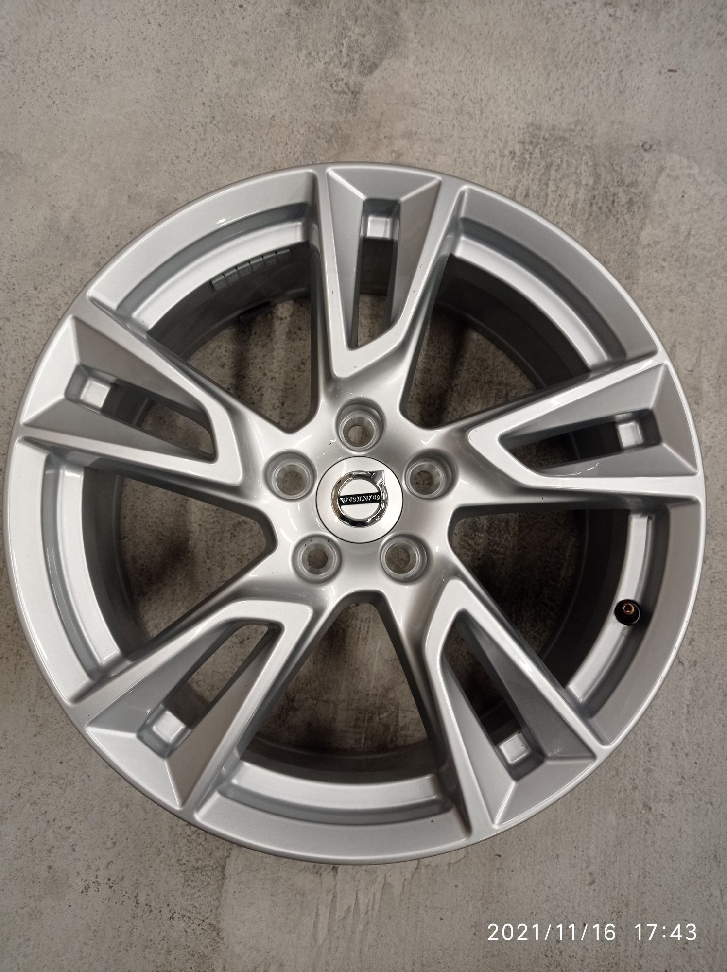 Felgi aluminiowe Volvo V90 XC60 7.5Jx18 ET 50.5 5x108 NOWE