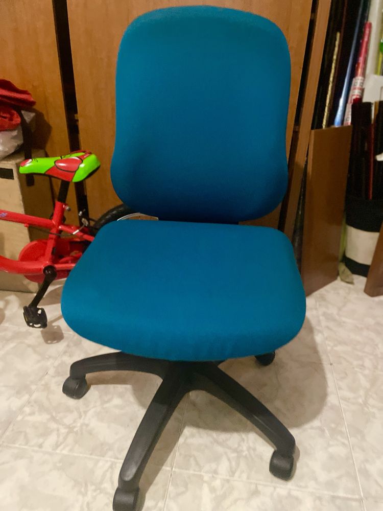 Duas cadeiras de escritório verde turquesa