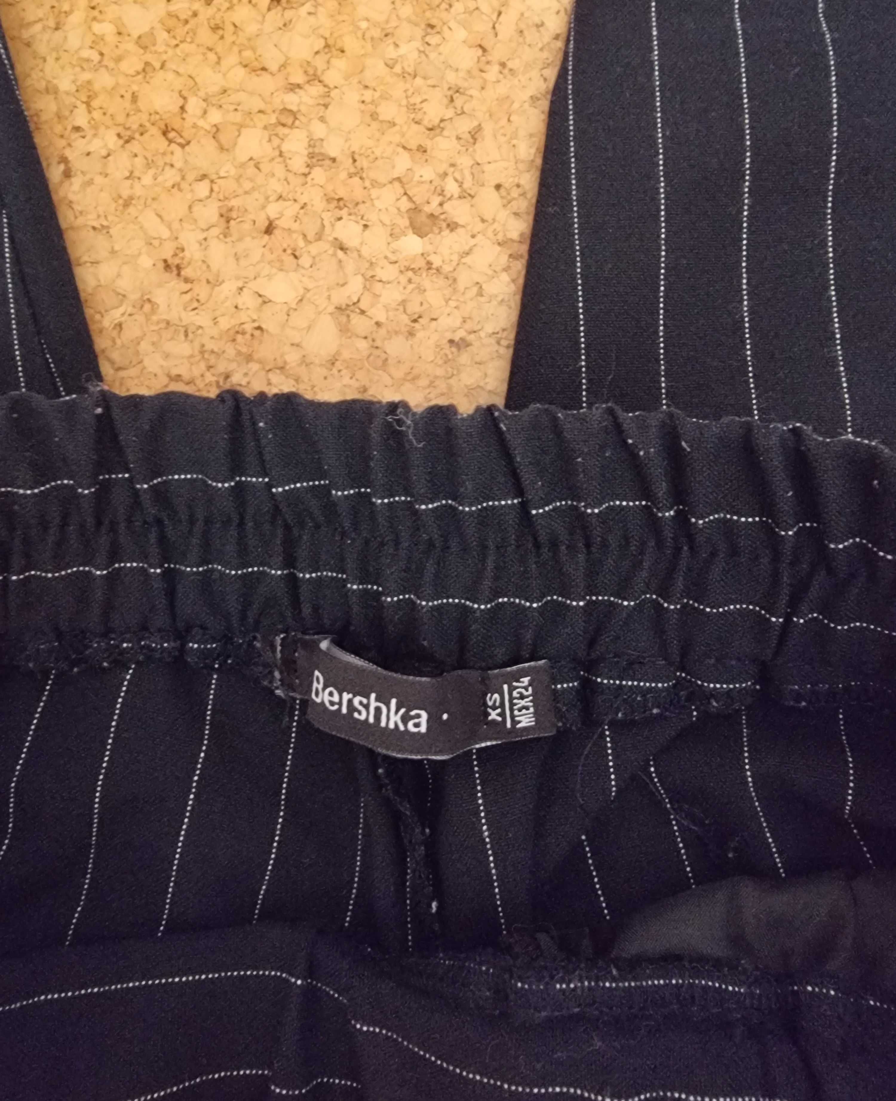 Calças azuis escuras com riscas cinzentas Bershka, tamanho XS