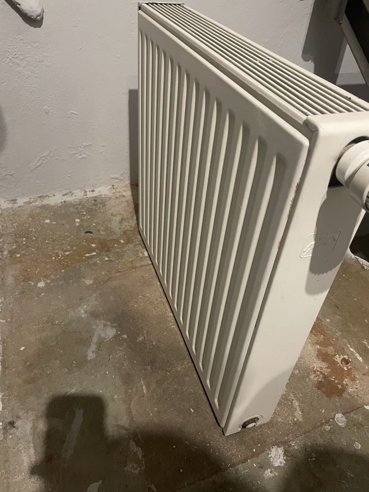 Grzejnik BRUGMAN 640x600x95 kaloryfer biały głowica sprawny