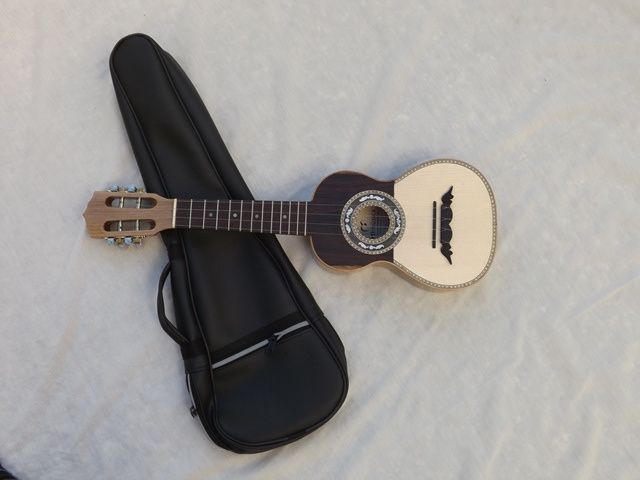 Cavaquinho de luxo de meio tampo