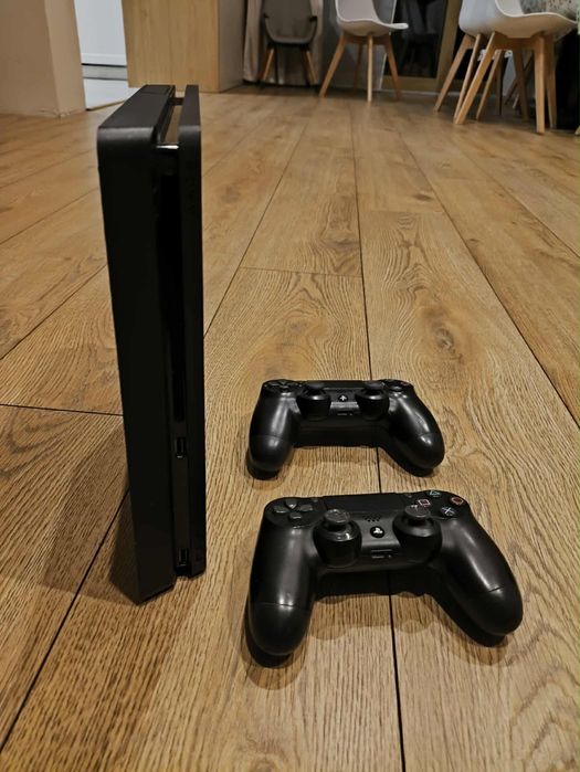 Playstation 4 slim + 2 pady