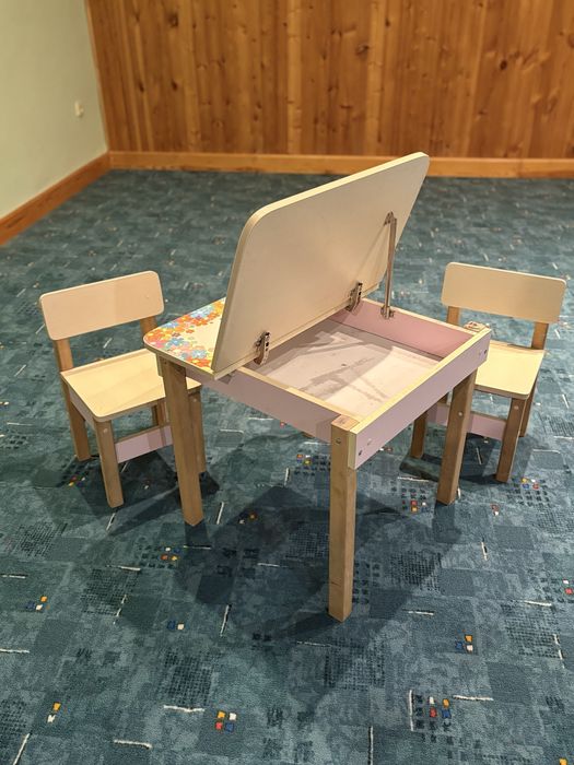 Стіл зі стільцями дитячій.
