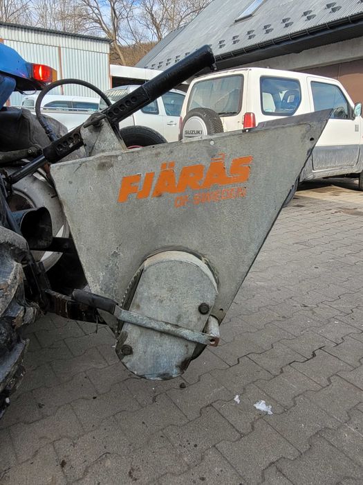 Posypywarka samozaładowcza do  małego ciągnika  na chodniki